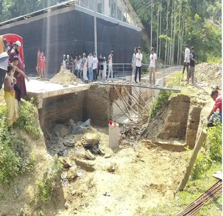 কক্সবাজারে ক্যাম্পাসে পাহাড় ধসে দুই শ্রমিক নিহত, আহত ৩
